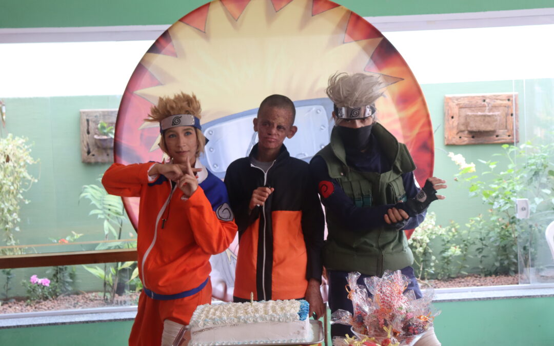 Micael comemora aniversário com festa temática do Naruto na Casa Ronald McDonald ABC