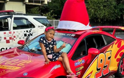 Crianças recebem visita do McQueen e do Papai Noel em caminhão de bombeiros