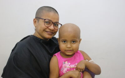 Mãe raspa os cabelos a pedido da filha que luta contra o câncer