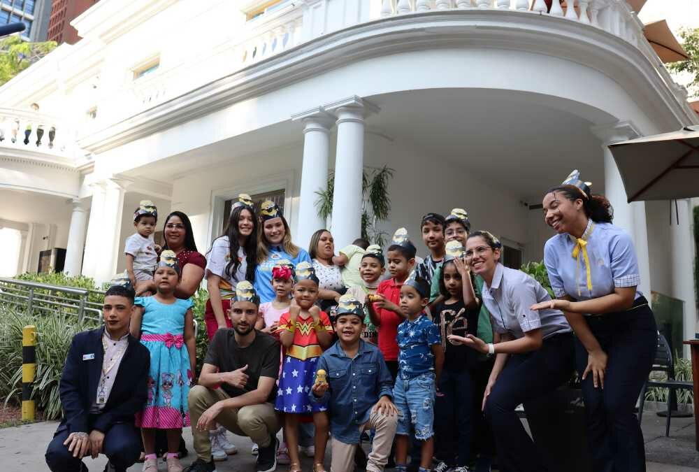 Crianças e adolescentes na Casa Ronald ABC visitam o Méqui 1000